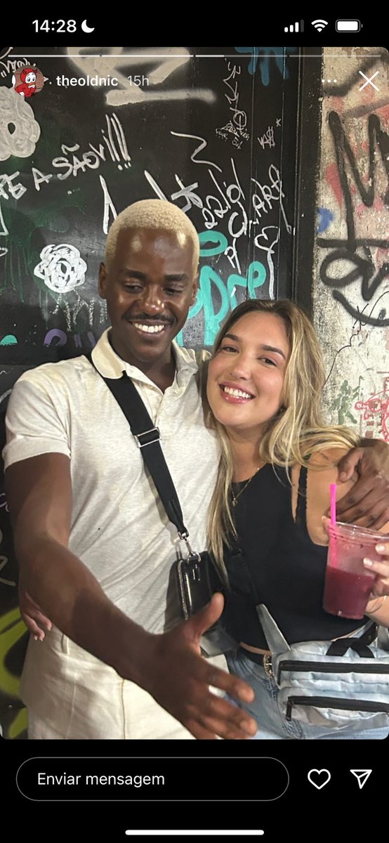 biademas1's tweet photo. Meus amigos me mandaram essa foto com o Ncuti Gatwa (de sex education) ontem na pedra do sal!!! AAAAA EU TO MORRENDO https://t.co/mkWDvHt6lM
