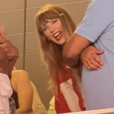 besttofswift's tweet photo. the cutest person in the world https://t.co/8Pp7xlVOzM