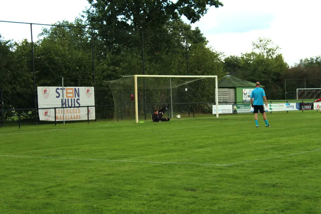 svonderdendam's tweet photo. #SVO1 speelde niet een hele beste pot maar wint wel. En daar gaat het om.
Keeper Yordi pakte een penalty, Bas kreeg geel en Niek scoorde 2 goals. Een mooi recept om savonds naar #CafeDeDoos te gaan.
Heerlijke zaterdag! 🧡💚⚽ https://t.co/KW5yCWDW8a
