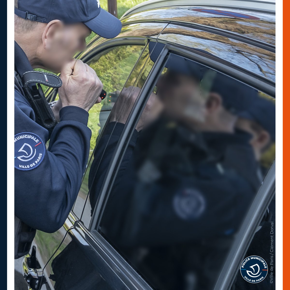 PMdeParis's tweet photo. 🚨 Des agents de la @PMdeParis ont repéré un chien enfermé dans un véhicule en plein soleil.
Ils ont alors brisé la vitre de la voiture pour le libérer 🐕✅
Le propriétaire de l’animal, alcoolisé, a été appréhendé https://t.co/mFLLamASV5