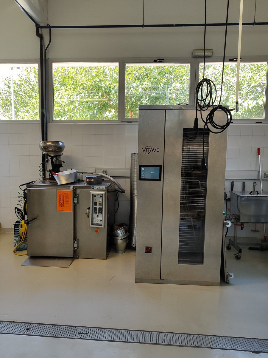 ialvalan's tweet photo. Gracias a la colaboración con la empresa VITAVE disponemos de un equipo de deshidratación con sistema de optimización de consumo energético maximizando la calidad del producto en #ppcta @FVeterinariaUZ y el Grupo de Nuevas Tecnologías de Procesado de los Alimentos @IA2_UZ_CITA https://t.co/vZrn88DXOO