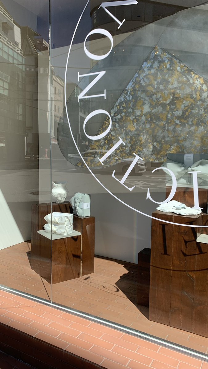 NONFICTION - สาขา sinsa ช่วงนี้แสงสวยอากาศดี Store ต่างๆ ก็คือร้านสวยขึ้นมาเลย อันนี้เป็นร้านของหอมมีทั้งน้ำหอม ครีมอาบน้ำ บอดี้ครีม เทียน ครบๆเลย ส่วนตัวเราทำของหอมอยู่แล้ว แต่ก็ชอบกลิ่นของร้านนี้มาก ยิ่งเทียน กับ สเปรย์รูม หอมดีเลยทีเดียวแต่เหมือนราคาจะขึ้นมาจากรอบก่อนที่มา ✨