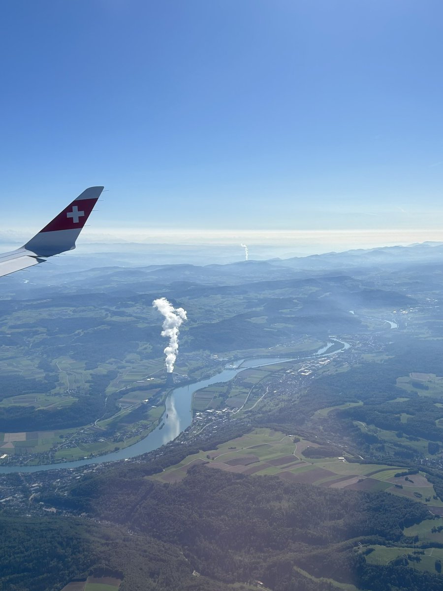 Great weather today all over Switzerland!

For the nuke fans out there, I was able to take all the three active nuclear power plants in Switzerland in a single shot!

Liebstadt in the front, Beznau along river Aare, then Gösgen’s water vapour in the back.

I 💙 ⚛️ and I ❤️ 🇨🇭