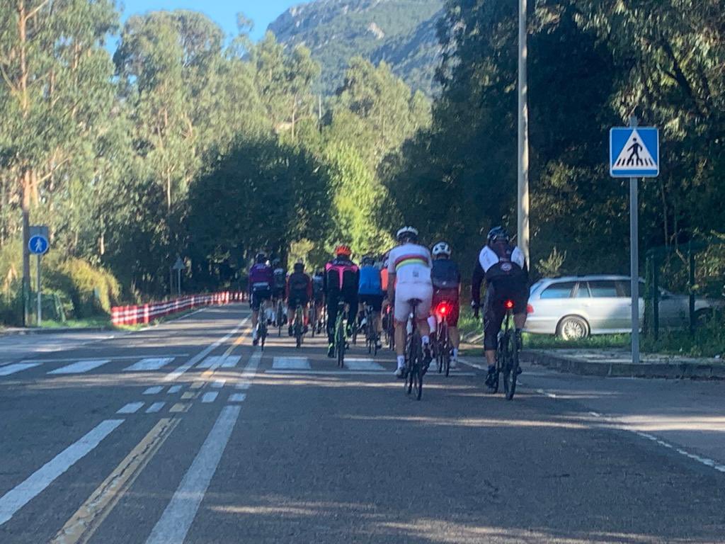 El otro día por la N-634 a la altura de El Pontarron de Guriezo. Luego son ellos los que piden respeto y 1,50 mts de distancia seguridad. <a href="/Ciclismoafondo_/">Ciclismo a Fondo</a> <a href="/DGTes/">Dir. Gral. Tráfico</a>  Ni usan arcenes ni respetan ellos a los demás usuarios.