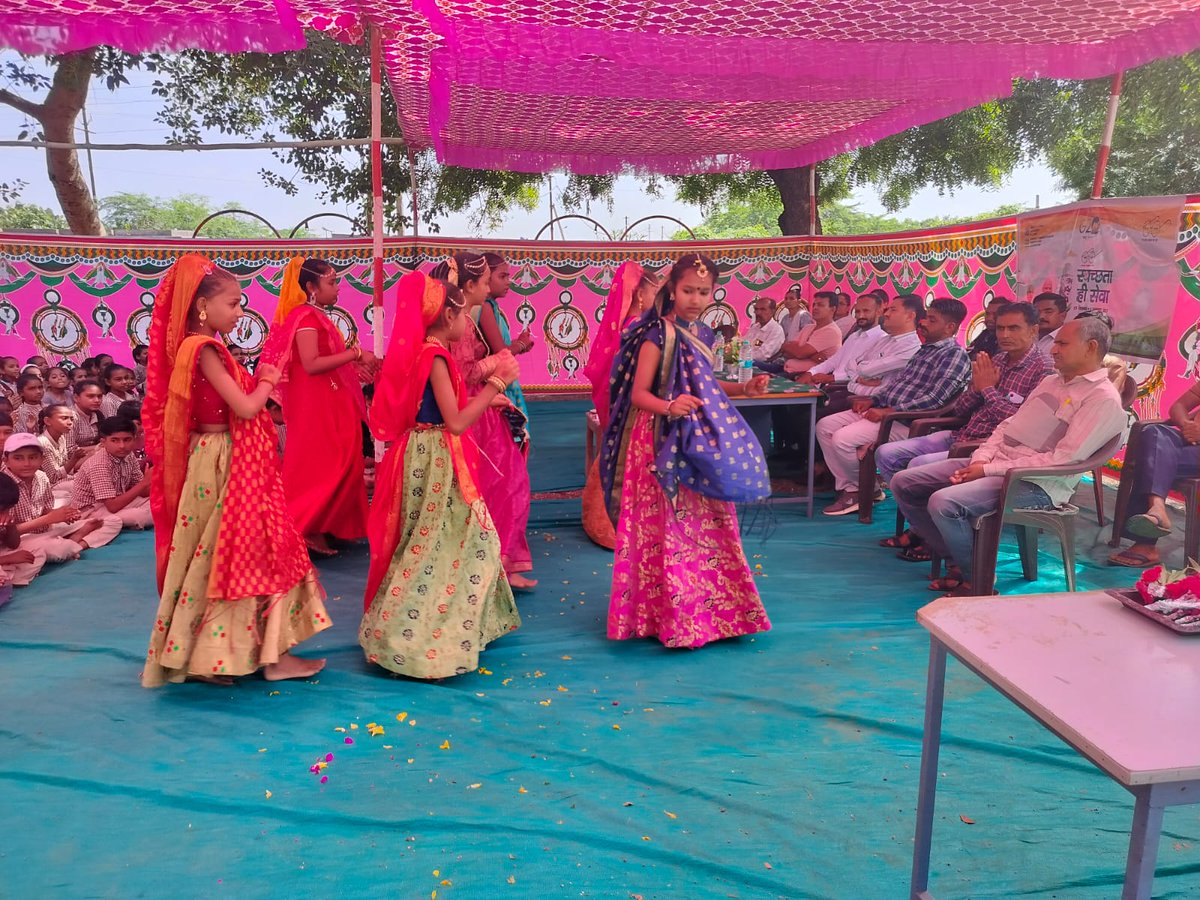 UpletaTdo's tweet photo. "અમૃત કળશ યાત્રા"
આજરોજ ઉપલેટા તાલુકાના ગ્રામ્ય વિસ્તારમાં અમૃત કળશ યાત્રા કાર્યક્રમ અંતર્ગત સાંસ્કૃતિક કાર્યક્રમો તેમજ કળશ રેલી કાઢવામાં આવી, જેમાં લોકોએ ઉસ્તાહભેર ભાગ લીધો.
@DDORAJKOT1 
@monakhandhar 
@RajkotInfo https://t.co/TdEonURnST