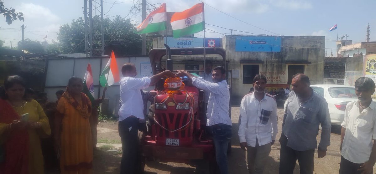 "અમૃત કળશ યાત્રા"
આજરોજ ઉપલેટા તાલુકાના ગ્રામ્ય વિસ્તારમાં અમૃત કળશ યાત્રા કાર્યક્રમ અંતર્ગત સાંસ્કૃતિક કાર્યક્રમો તેમજ કળશ રેલી કાઢવામાં આવી, જેમાં લોકોએ ઉસ્તાહભેર ભાગ લીધો.
<a href="/DDORAJKOT1/">District Panchayat Rajkot</a> 
<a href="/monakhandhar/">Mona Khandhar IAS</a> 
@RajkotInfo