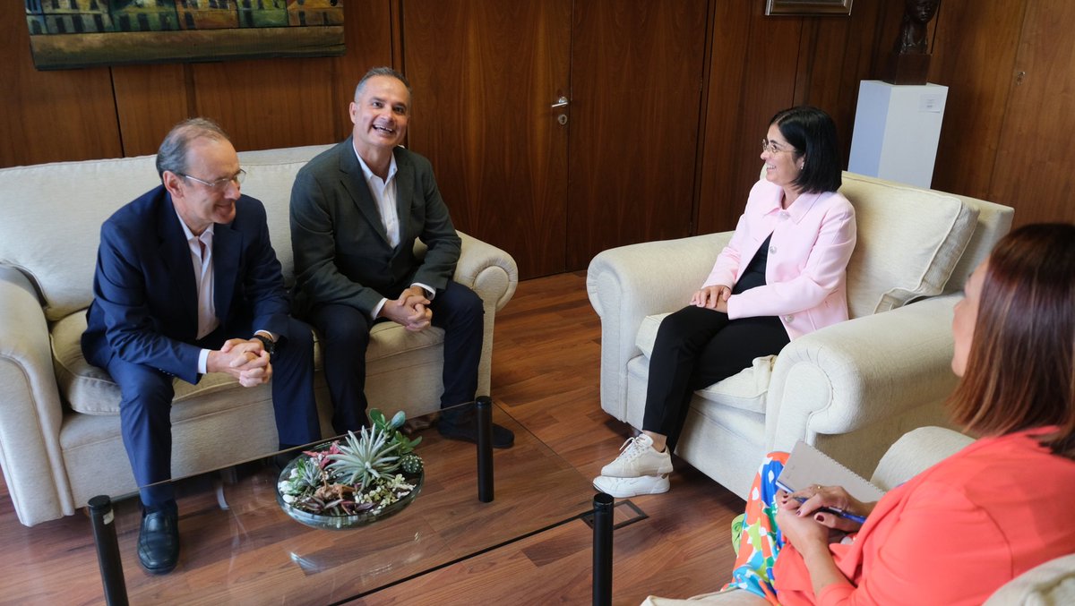 aytolpgc's tweet photo. ✅ La alcaldesa @Carolina Darias ha mantenido un encuentro con representantes de la Fundación @pielsana_aedv, los doctores @DrAgustinViera y Leopoldo Borrego, a fin de estudiar proyectos para avanzar hacia una ciudad #dermosaludable. https://t.co/03LQT4CuMe