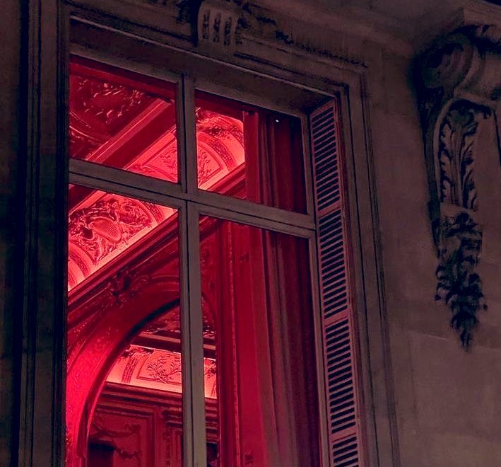 я хоть лирический герой,  
              но я могу убить. 
хорошее решение — 
              огонь на поражение!