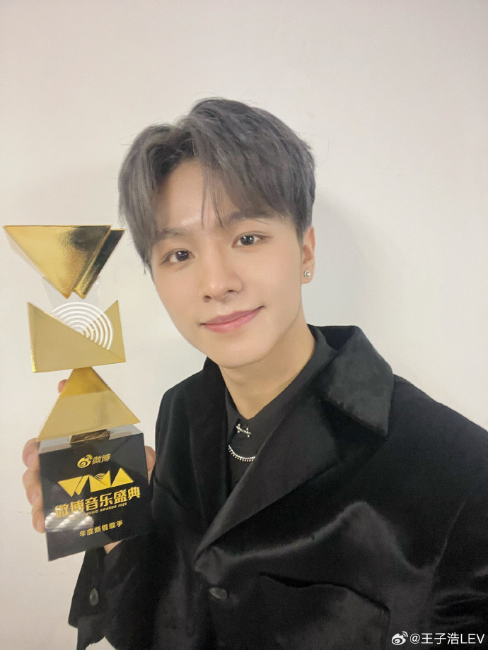 LEV_S50's tweet photo. [092623] @LEV_Official_ WEIBO POST 9P

"#Jujubetime I’m really happy to come to #WEIBOMusicCelebration and win my first singer award in my life after my debut. It means a lot to me. "

 CONGRATULATIONS LE'V #LEV1stWin #LEV_EmergingArtistoftheYear
@LEV_Official_
@LEV_OFFICIAL_JP https://t.co/GIRNYpasup