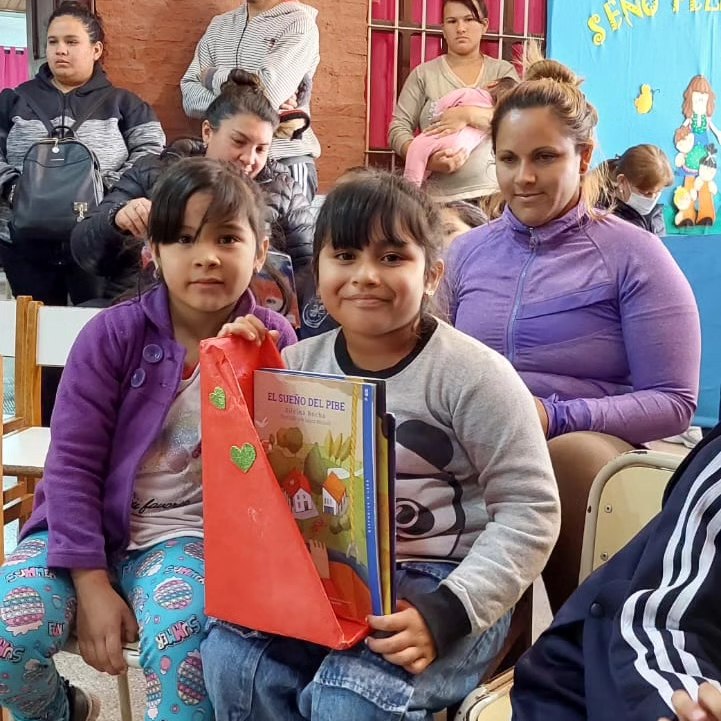 planlecturas's tweet photo. Chaco: van llegando los libros de la colección Historias x leer y se incorporan a las bibliotecas que las familias están armando con el acompañamiento del equipo técnico jurisdiccional. https://t.co/1H8xkUqLwO