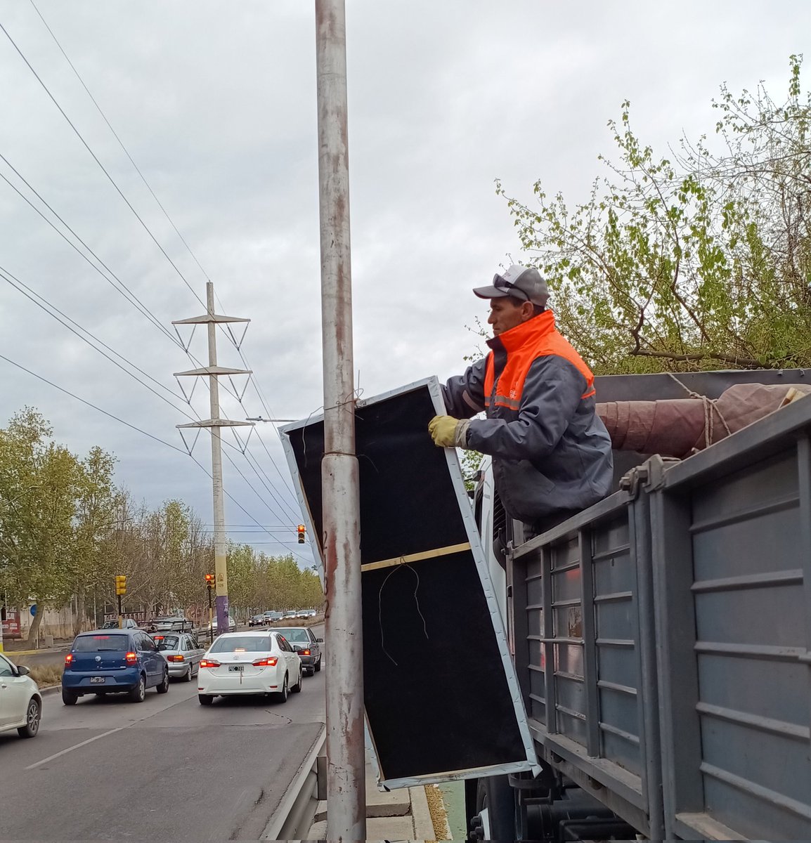 DiegoCoronelMDZ's tweet photo. @MuniGodoyCruz está llevando adelante trabajos de limpieza post-elecciones en todo el departamento.

Los carteles recolectados se entregan a distintas asociaciones que realizan acciones de reciclaje ♻️

#LimpiezaGC #GCSustentable https://t.co/YVHgfaziQI