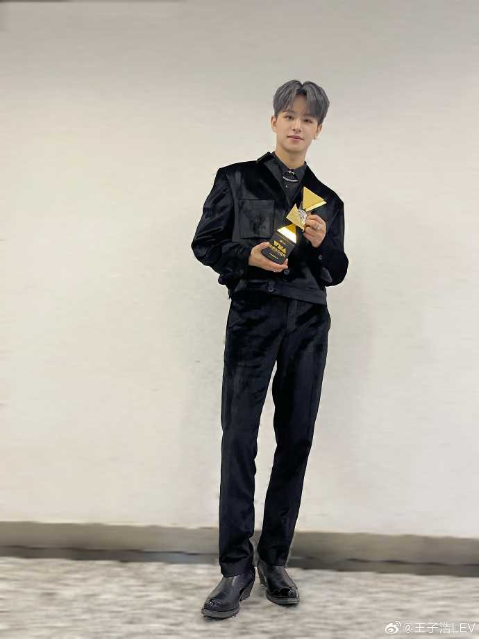 LEV_S50's tweet photo. cont.

"I’d like to thank everyone who has helped me along the way. , thank you for always supporting me LE'VEL❤️I love you! I worked very hard to gather the nine-square grid🤣 "​​​

CONGRATULATIONS LE'V #LEV1stWin #LEV_EmergingArtistoftheYear
@LEV_Official_
@LEV_OFFICIAL_JP https://t.co/hpl3hDUGDl