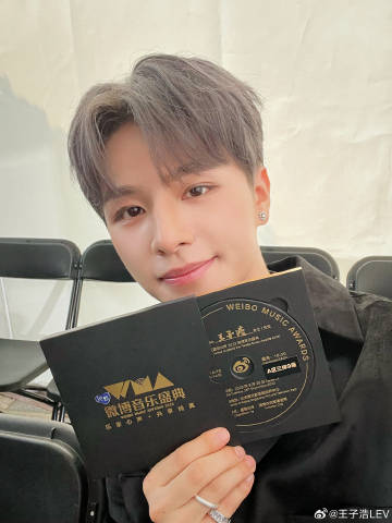 LEV_S50's tweet photo. cont.

"I’d like to thank everyone who has helped me along the way. , thank you for always supporting me LE'VEL❤️I love you! I worked very hard to gather the nine-square grid🤣 "​​​

CONGRATULATIONS LE'V #LEV1stWin #LEV_EmergingArtistoftheYear
@LEV_Official_
@LEV_OFFICIAL_JP https://t.co/hpl3hDUGDl