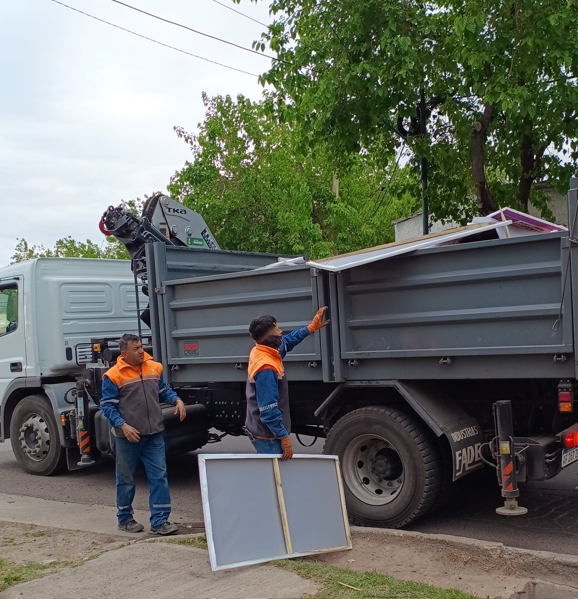 DiegoCoronelMDZ's tweet photo. @MuniGodoyCruz está llevando adelante trabajos de limpieza post-elecciones en todo el departamento.

Los carteles recolectados se entregan a distintas asociaciones que realizan acciones de reciclaje ♻️

#LimpiezaGC #GCSustentable https://t.co/YVHgfaziQI