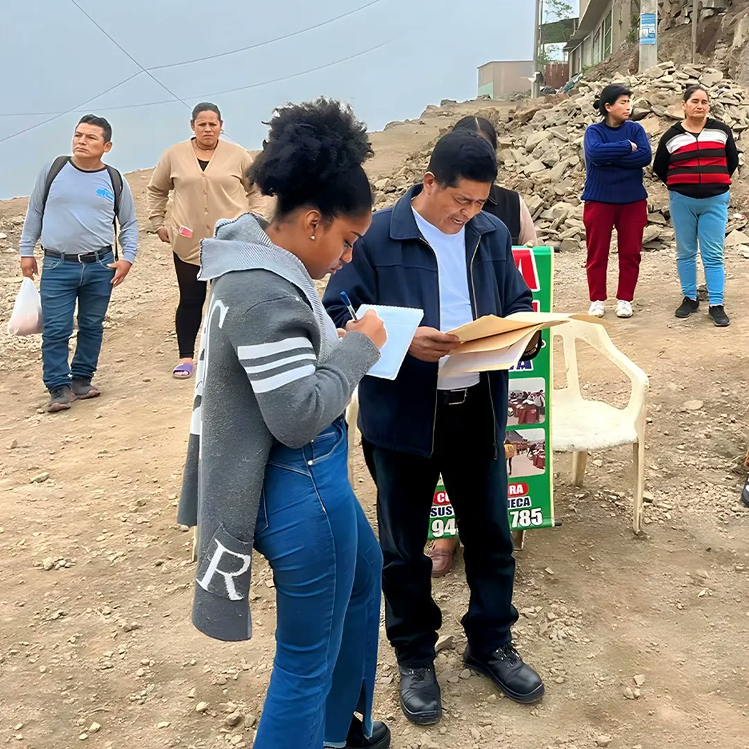 rosangellabr's tweet photo. #SemanaDeRepresentación |Visitamos el AA. HH. Las Gardenias en SJM, donde escuchamos sus necesidades de construir muros en las vías de acceso.
Continuaremos trabajando en las gestiones para garantizar que tengan un acceso adecuado a los servicios esenciales.
#BankadaFP https://t.co/FRyU749hEv