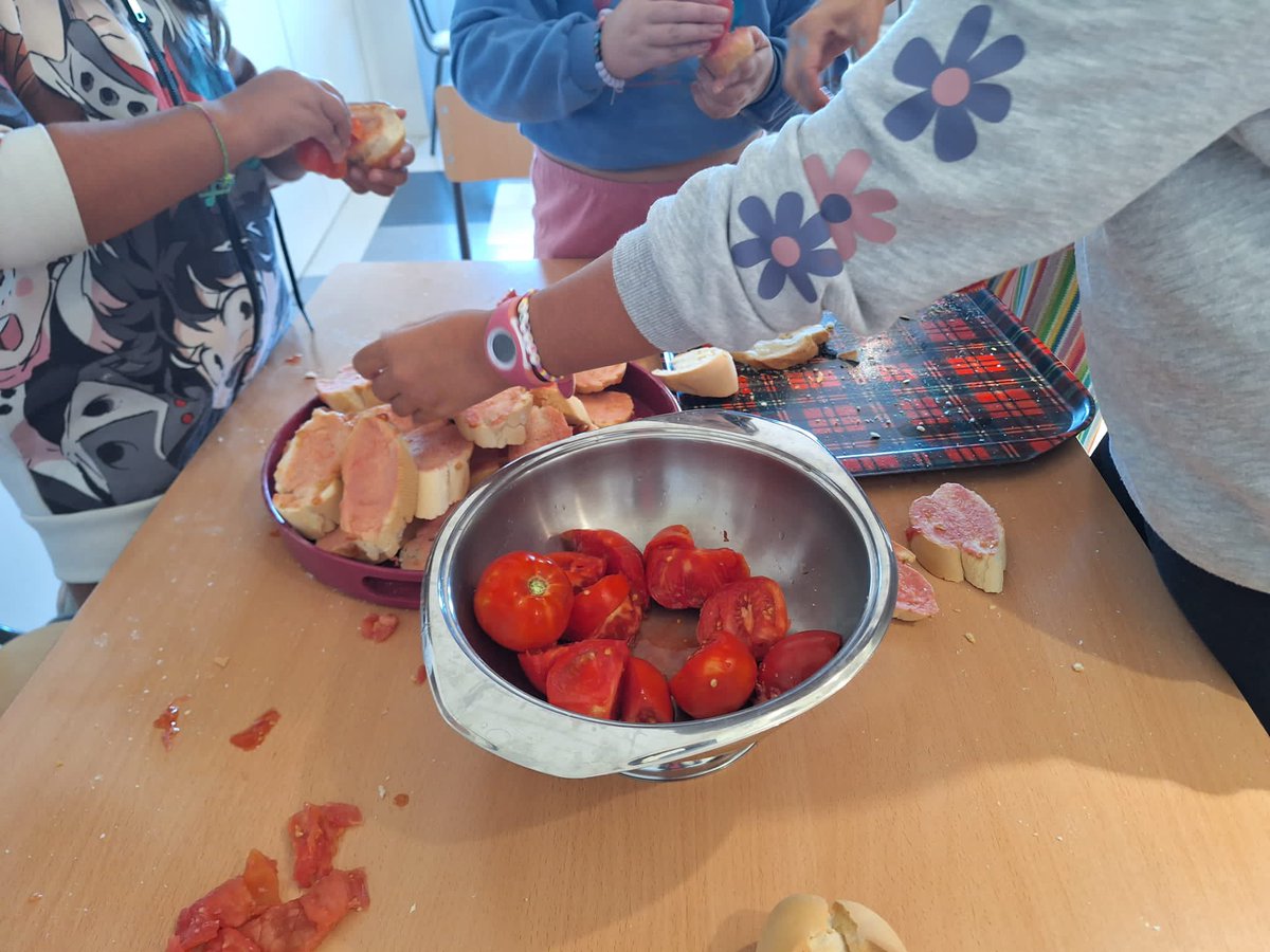 GregoriaArtacho's tweet photo. Degustación de pan tumaca para almorzar. Gracias a l@s alumn@s y maestr@s que con cariño lo han preparado https://t.co/IP0o3OVSeR
