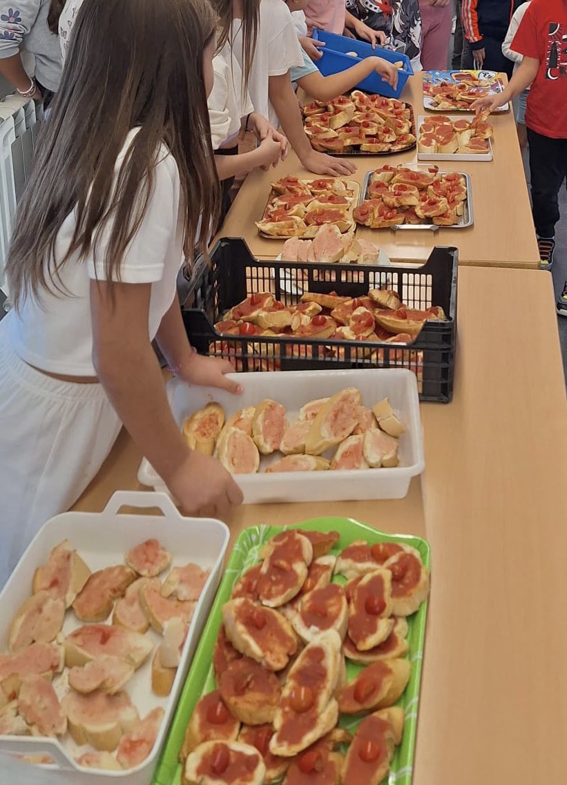 GregoriaArtacho's tweet photo. Degustación de pan tumaca para almorzar. Gracias a l@s alumn@s y maestr@s que con cariño lo han preparado https://t.co/IP0o3OVSeR
