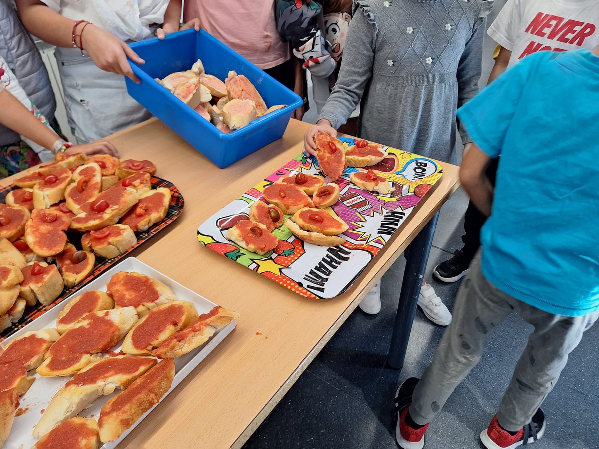 Degustación de pan tumaca para almorzar. Gracias a l@s alumn@s y maestr@s que con cariño lo han preparado