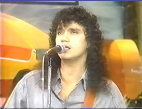 selenophile07's tweet photo. I was thinking for a long time who was #SB19 #Stell's look alike and I realized just today that it was #PaulSapiera of 80s band Rockstar/Arkasia. Paul is also rapper #EZmills' dad.
Well, Paul & Stell are both great singers. That's another similarity. ๐ https://t.co/WBKRamMLGl
