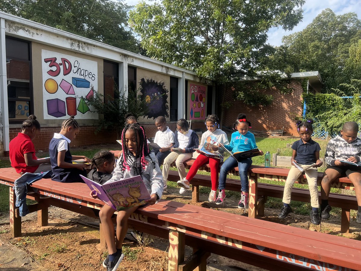 What a beautiful day to learn outside. ☀️. Mrs. Kane and her first grade scholars changed the game by deciding to use the outdoor learning space. #movingthemountainwithoutsidelearning #outdoorlearningspace #makingachange #changeisgood @DrCharCovington @DeKalbSchools