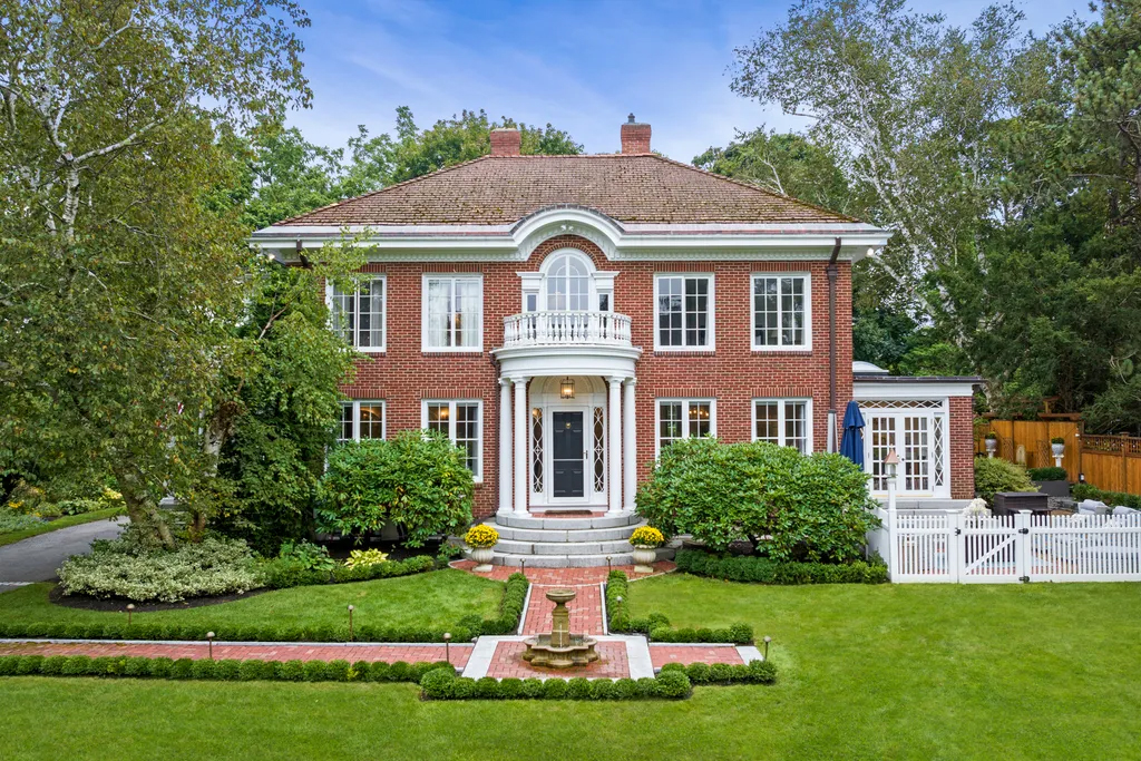 sothebysrealty's tweet photo. Extraordinary property of the day: A picturesque residence in Swampscott, Massachusetts, represented by Hilary Foutes of Sagan Harborside Sotheby's International Realty. https://t.co/uEKbAPDNnM

#sothebysrealty #realestate #luxuryrealestate #luxuryhomes #luxurylife #epotd https://t.co/0MvW8wKKc2