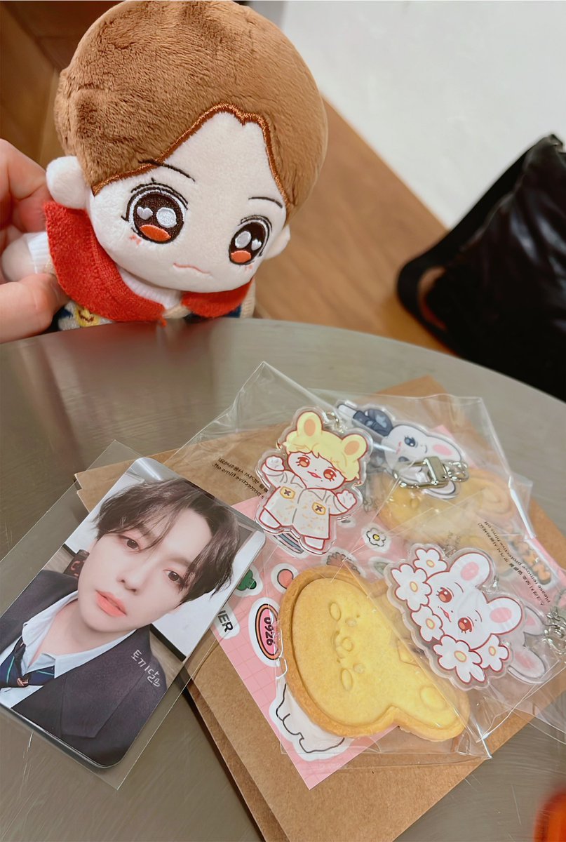 S2aurora_4's tweet photo. 𝗕𝗬𝗘 𝗝𝗔𝗘𝗠𝗜𝗡, 𝗛𝗜 𝗝𝗜𝗡𝗨
김지누 존예포카랑 🐰키링 스티커들 너무 귀얍고🥰 한재민 부원장토끼님도 사랑스럽💕
무엇보다 🐰��까 솜칭구들 만나서 씬남🥳🎂🎊🎊
#안녕재민_안녕진우
#LOVELY_ACTOR_진우생일축하해
#WINNERDOLL #JINU https://t.co/1ymW04W9Ko