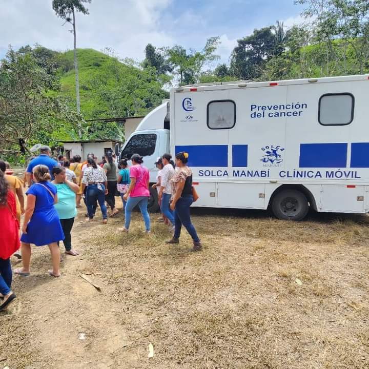 Solca_Manabi's tweet photo. En el sitio la Laguna del cantón Flavio Alfaro, la Clínica Móvil de SOLCA Manabí realizó campaña de Papanicolaou y screening de manera gratuita a las madres del programa “CRECIENDO CON NUESTROS NIÑOS CNH”.
Esta actividad se la realizó en coordinación con las educadoras del MIESS. https://t.co/ni4teBoOSd
