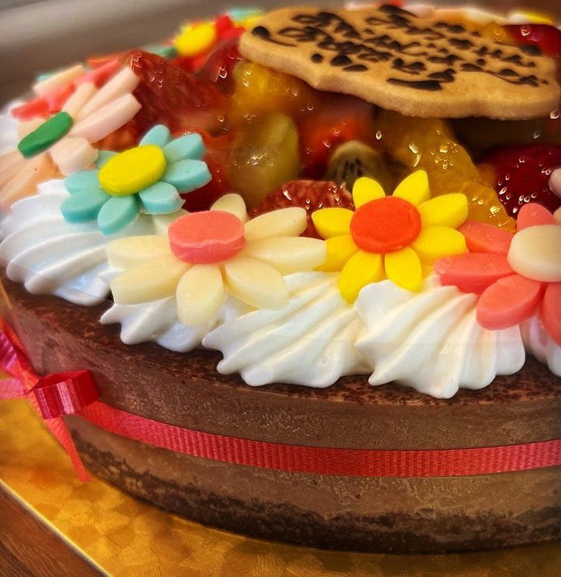 Leafstone06's tweet photo. ムースショコラ＋生クリーム＋フルーツ＋花💐🌸🌼

おたんじょうびおめでとうございます♫

可愛く出来ました♫

ご利用頂きありがとうございます(^^)

#リーフストーン #オーダーケーキ #バースデーケーキ #お花のケーキ #北九州 #Leafstone https://t.co/oYqoyQcjon