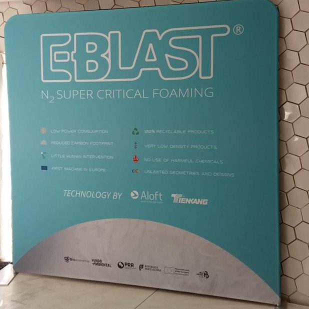 👟Foi hoje apresentado o E-BLAST, uma tecnologia revolucionária desenvolvida no âmbito do BioShoes4All, projeto financiado pela componente #Bioeconomia do #PRR. O #Bioshoes4all visa promover a transição da #indústriadocalçado para a bioeconomia #circular e #sustentável.
#APICCAPS