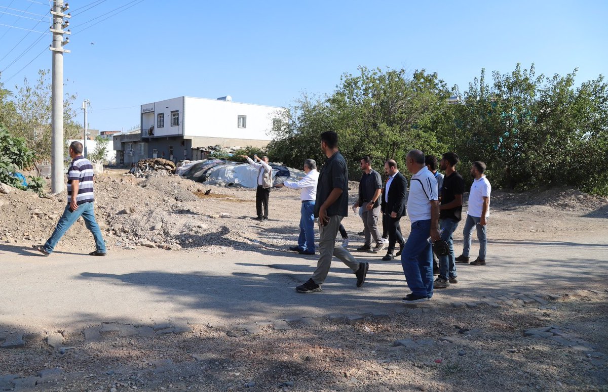 Ergani Kaymakamımız ve Belediye Başkan V. Sn. @a_karaaslan69 , 

📍İstasyon Mahallesinde doğalgaz hattı çalışmalarında hasar gören yolların onarım (beton dökme) çalışmalarını ve

📍Bagür Mahallesinde başlayacak olan kilitli parke döşeme çalışmalarını denetledi.

Çalışmalar