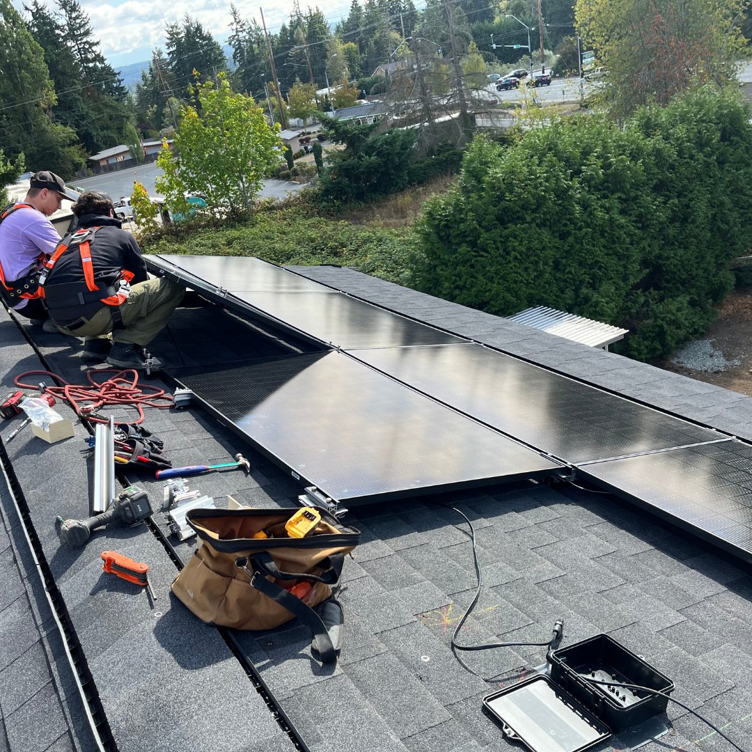 RoofTech1's tweet photo. We're back on the roof with another RT-Apex training! 

If you’ve heard about the countless benefits of going rail-less and want to save time and money on your next install, then give us a call and we’ll come to you!

📞 (858) 935-6064
🌎 https://t.co/Pjy6gXbumt

#solar https://t.co/9cUUZDwhqA