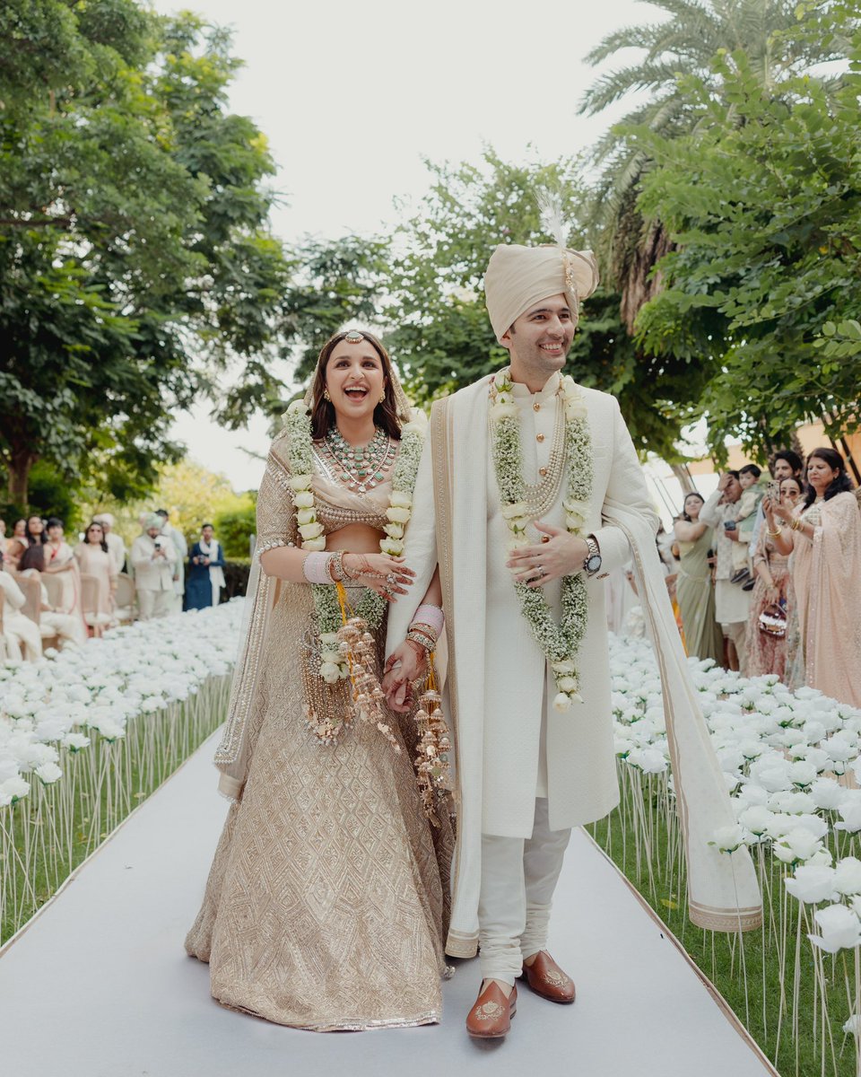 Topic_Talkers's tweet photo. Whose wedding look is your all time favourite?

#YamiGautam #ParineetiChopra #KatrinaKaif #AnushkaSharma https://t.co/IEfGtpe0fg