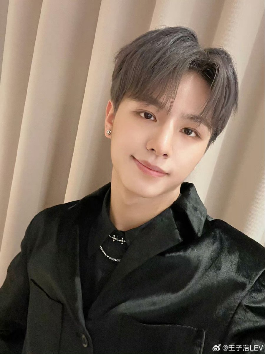 LEVINDONESIA's tweet photo. [260923]@LEV_Official_  Weibo Update

#枣间time# Aku sangat senang bisa datang ke weibo music awards dan memenangkan penghargaan penyanyi pendatang baru pertama kali dalam hidupku setelah debut. Itu sangat berarti bagiku. Aku ingin mengucapkan terima kasih kepada semua orang yang telah membantuku selama ini dan terima kasih karena selalu mendukungku. LE'VEL❤️ Aku mencintaimu! Aku bekerja sangat keras untuk mengumpulkan (foto shelfie) kotak sembilan persegi🤣

CONGRATULATIONS LE'V
#LEV1stWin 
#LEV_EmergingArtistoftheYear
@LEV_Official_ @LEV_OFFICIAL_JP