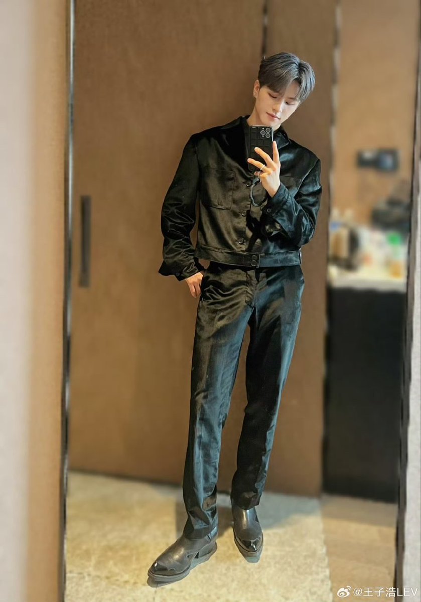 LEVINDONESIA's tweet photo. [260923]@LEV_Official_  Weibo Update

#枣间time# Aku sangat senang bisa datang ke weibo music awards dan memenangkan penghargaan penyanyi pendatang baru pertama kali dalam hidupku setelah debut. Itu sangat berarti bagiku. Aku ingin mengucapkan terima kasih kepada semua orang yang telah membantuku selama ini dan terima kasih karena selalu mendukungku. LE'VEL❤️ Aku mencintaimu! Aku bekerja sangat keras untuk mengumpulkan (foto shelfie) kotak sembilan persegi🤣

CONGRATULATIONS LE'V
#LEV1stWin 
#LEV_EmergingArtistoftheYear
@LEV_Official_ @LEV_OFFICIAL_JP