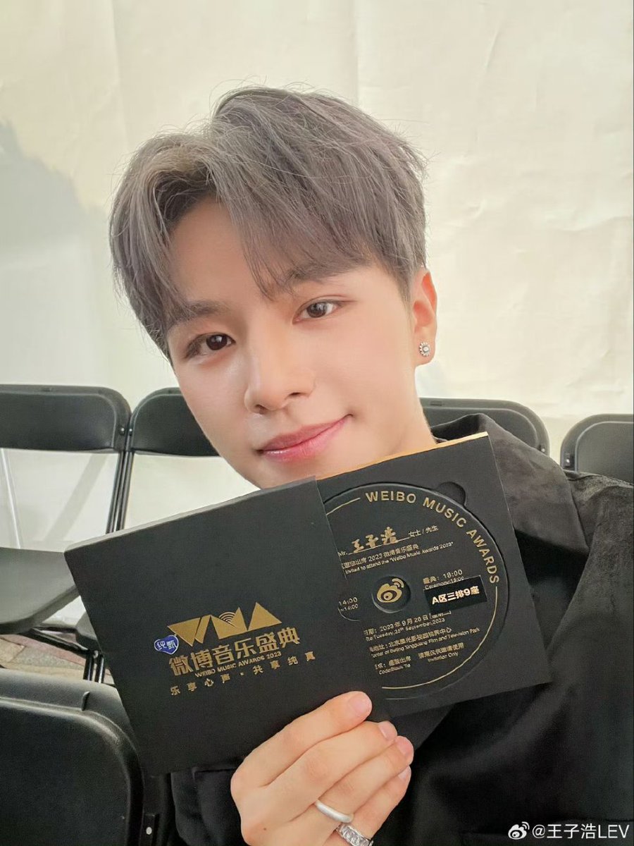 LEVINDONESIA's tweet photo. [260923]@LEV_Official_  Weibo Update

#枣间time# Aku sangat senang bisa datang ke weibo music awards dan memenangkan penghargaan penyanyi pendatang baru pertama kali dalam hidupku setelah debut. Itu sangat berarti bagiku. Aku ingin mengucapkan terima kasih kepada semua orang yang telah membantuku selama ini dan terima kasih karena selalu mendukungku. LE'VEL❤️ Aku mencintaimu! Aku bekerja sangat keras untuk mengumpulkan (foto shelfie) kotak sembilan persegi🤣

CONGRATULATIONS LE'V
#LEV1stWin 
#LEV_EmergingArtistoftheYear
@LEV_Official_ @LEV_OFFICIAL_JP
