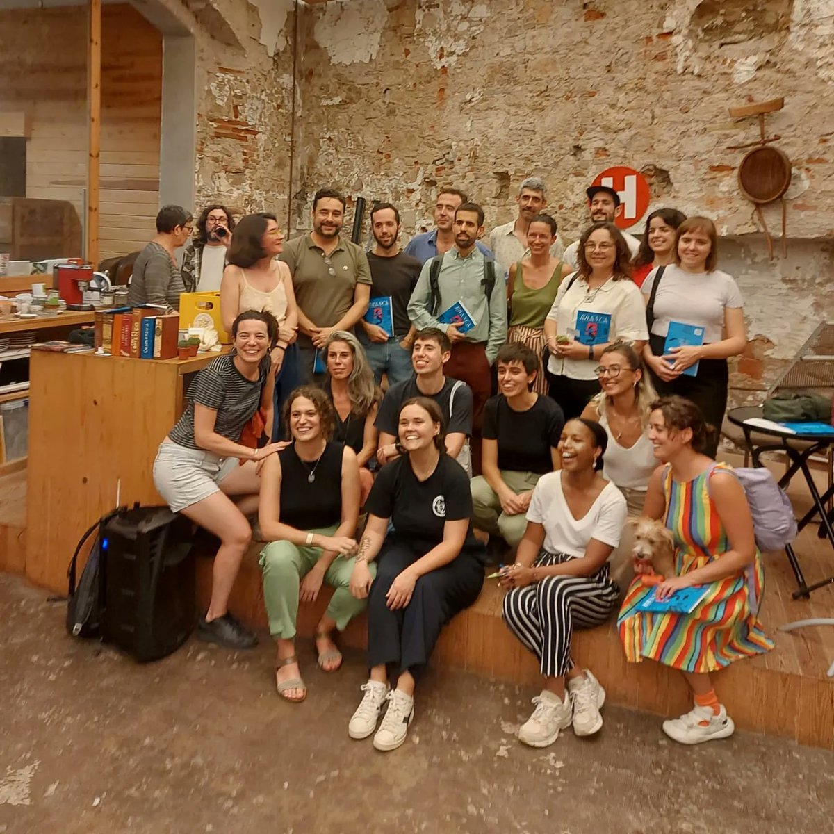 El meu conte Dins d'un canyar és divertit, multiregistre, multidialectal i encara que no pugui ser, parteix d'una anècdota real... a la revista BRANCA-6, l'aventura, acompanyada del bo i millor. No us la perdeu!