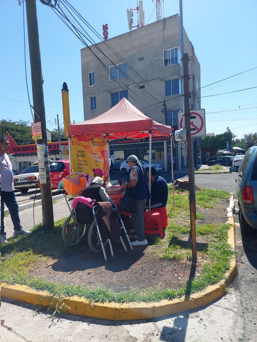 KY_Nonsense's tweet photo. @ZapopanGob @InspZapopan @JuanJoseFrangie ¿Que pasa con Zapopan? De repente todos los ambulances IRREGULARES pueden establecerse donde les plazca de manera fija. Inspección y vigilancia nisus luces mientras la calle se convierte en un tianguis. Javier mina esq santa rita. Capullo https://t.co/2XJ6JvQLC4