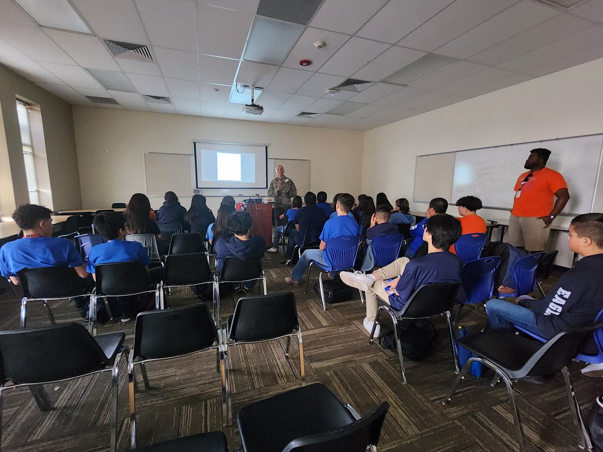 Roskosky90's tweet photo. Sargent Sisilla talking to B Day @CanutilloMs 8th grade CTE and Health students about the dangers of Fentanyl.  @Barbpete2 @EagleJudge91 @dykerney @JesiArellano @CISD_SSS @PedroGalaviz9 @CanutilloISD #StopDrugUseInSchools
#CaMpuSOfChaMpionSSayingNoToFentanyl
#FentanylTraining https://t.co/GUs6MUP0n3