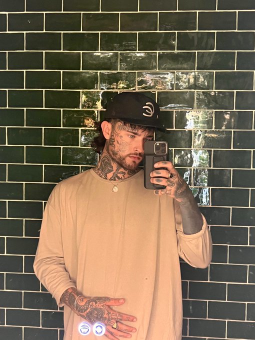 This was the first bathroom in Toronto I got blown in  https://t.co/4TWatOLPNG https://t.co/U9wba5w3