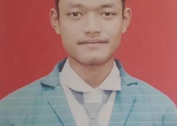 Heraloebss's tweet photo. Murid yang MEMBACOK GURUNYA sendiri saat ujian tengah semester, ternyata PERNAH TAK NAIK KELAS.

Murid pembacok guru di Demak ini memang dikenal sebagai SISWA NAKAL.

Personel Resmob dan Satreskrim Polres Demak berhasil menangkap pelaku pembacokan https://t.co/qlu6HN0Q45 https://t.co/6gQ9AA3Luk