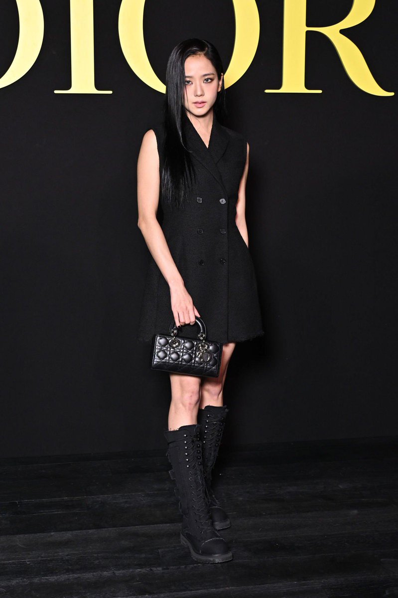 popcultureshub's tweet photo. Jisoo attends the Christian Dior Womenswear Spring/Summer 2024 show. https://t.co/0kodji4qXQ