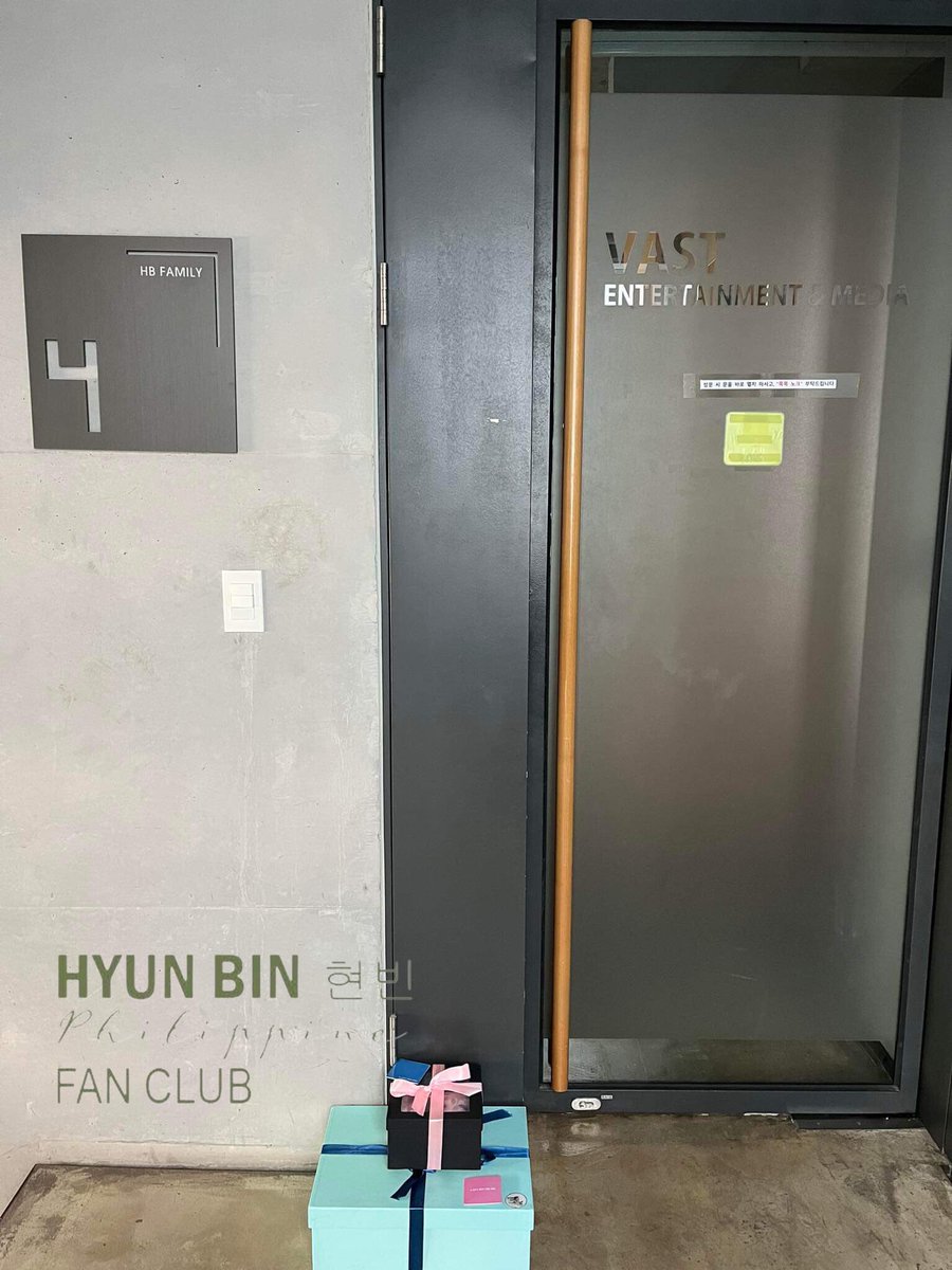 HyunBinPHFans's tweet photo. Our birthday gift to Hyun Bin has safely arrived in Korea and was delivered to VAST Entertainment &amp; Media by our dear friend, Camille last Sept 23. 😍

#현빈
#HyunBin
#HyunBinPH
#hyunbinactor
#BinJin
#HyunBinDay
#HyunBinDay0925
#HyunBinDay2023
#HappyHyunBinDay2023925 https://t.co/XpSvSiAcyj