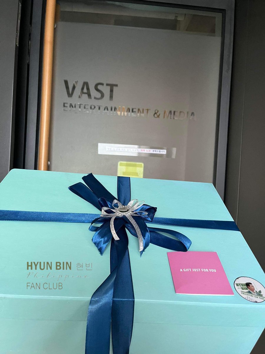 HyunBinPHFans's tweet photo. Our birthday gift to Hyun Bin has safely arrived in Korea and was delivered to VAST Entertainment &amp; Media by our dear friend, Camille last Sept 23. 😍

#현빈
#HyunBin
#HyunBinPH
#hyunbinactor
#BinJin
#HyunBinDay
#HyunBinDay0925
#HyunBinDay2023
#HappyHyunBinDay2023925 https://t.co/XpSvSiAcyj