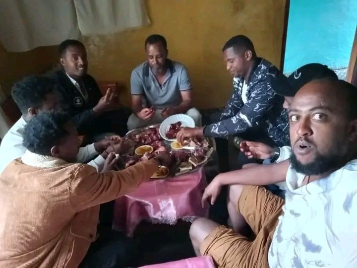 #ኤስያርብ_ታረቀኝ_ደግፌን_ዘርማዎች_እንኳን_አደረሰህ_ለማለት_ከወልቂጤ_አገና_ተጉዘዋል‼
#ያከበረን_ማክበር_ጉራጌነት_ነዉ!
#አብሮ_መቆም_ጉራጌነት_ነዉ!
#ያከበረህን_በርታ_ያለህን_ክብር_ማልበስ_የኛዉ_ነዉ!
#ጀግና_ያከበረ_ይከበራል‼‼
