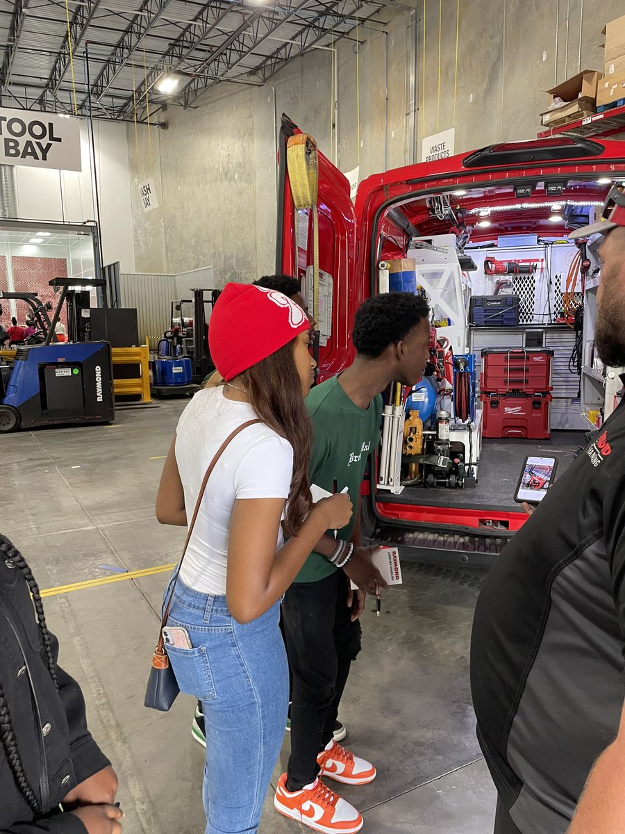 TEaton2000's tweet photo. FSCCA invites Creekside and Langston Hughes students to learn about careers with our partner Carolina Handling! #Welding #Mechatronics #Industrial Systems Tech @fscc_academy @FCSCTAE @FultonCoSchools @Creekside_High @LHughesNews https://t.co/NsOJHrpQLV