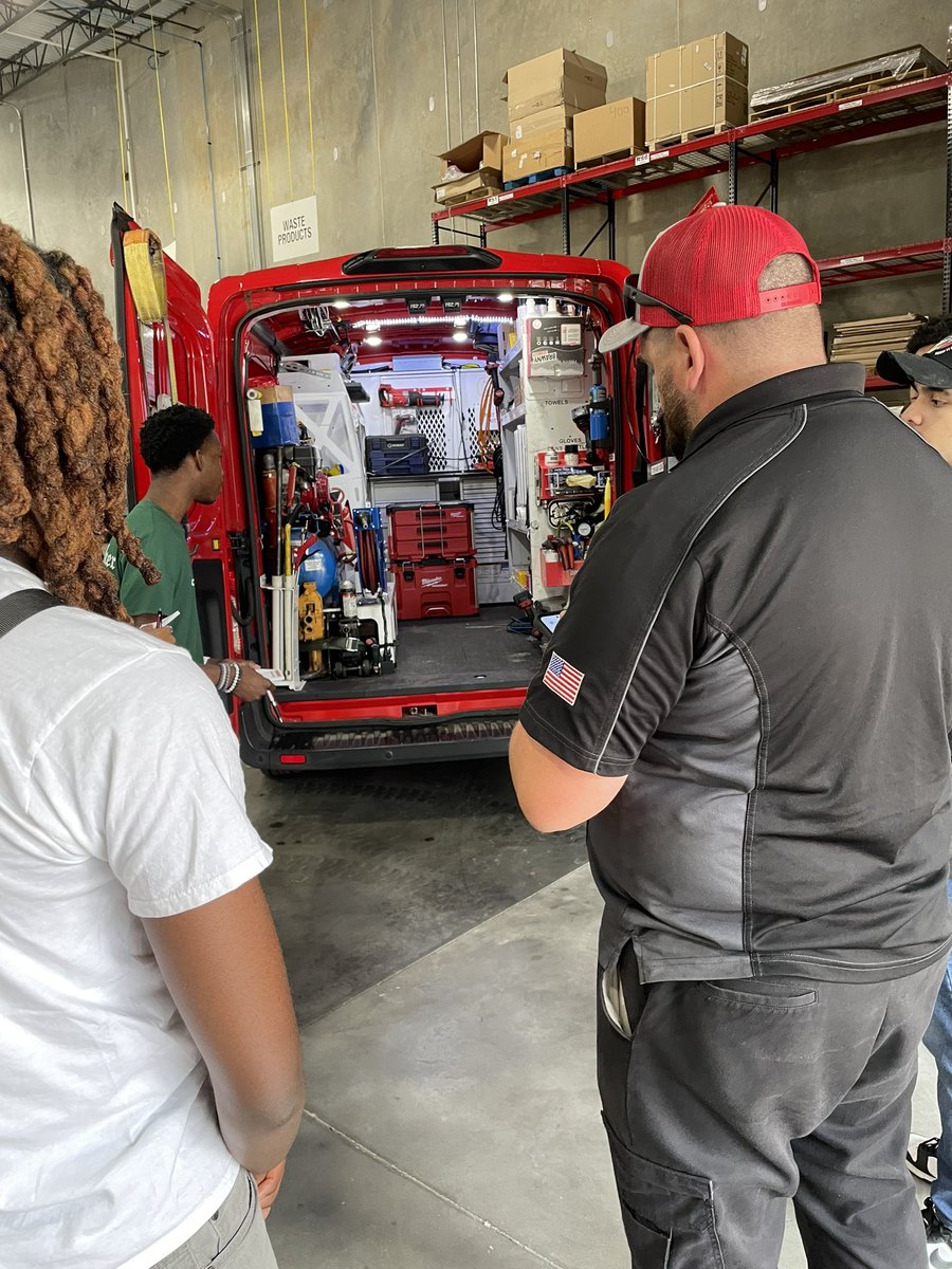TEaton2000's tweet photo. FSCCA invites Creekside and Langston Hughes students to learn about careers with our partner Carolina Handling! #Welding #Mechatronics #Industrial Systems Tech @fscc_academy @FCSCTAE @FultonCoSchools @Creekside_High @LHughesNews https://t.co/NsOJHrpQLV