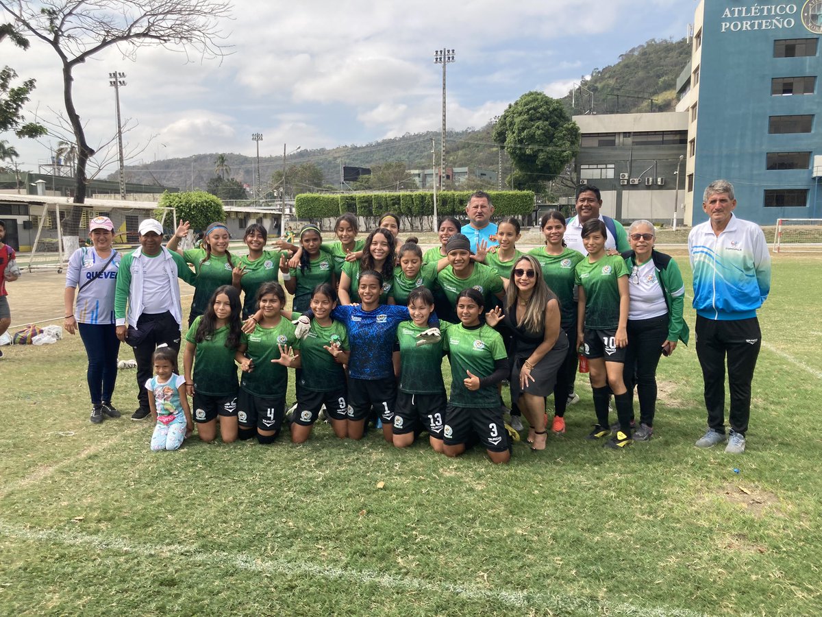 nataliajaraj's tweet photo. ⚽🚺 ¡NO SE LO PUEDEN PERDER!

El fútbol femenino que se juega en @FEDENADOR_ está de infarto.

@Federios7 ya tiene 6 puntos y mañana buscará sumar unidades frente a @FEDECANAR.

Me encanta ver a los deportistas disfrutar de los #JuegosDeMenores2023 🇪🇨🤩🙌🏾 https://t.co/lAMPhRvxRJ