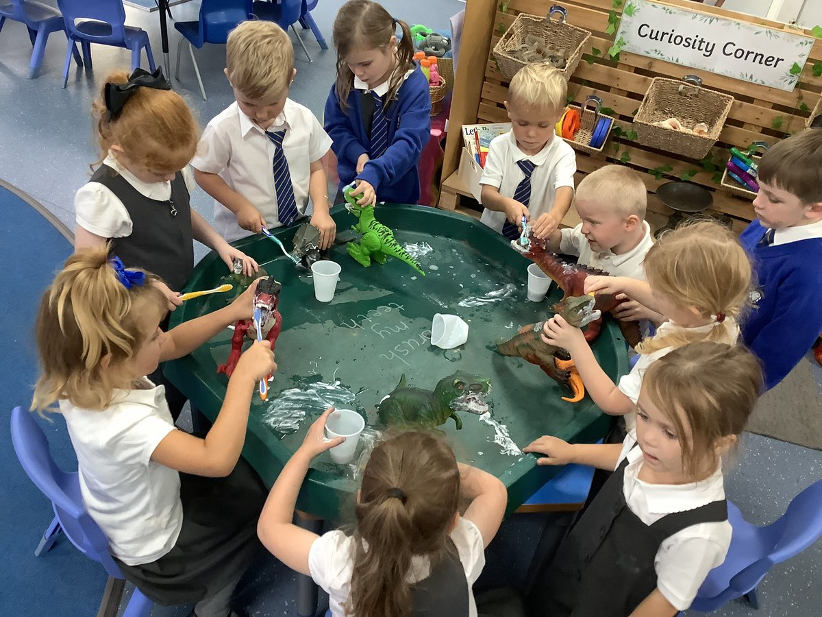 RecHiStPrimary's tweet image. This week, we are learning all about oral health and how to keep our teeth healthy and strong. We had fun this afternoon, brushing the dinosaurs’ teeth to make sure they were sparkly clean! 🦖 🦷