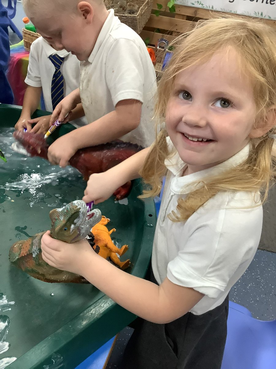 RecHiStPrimary's tweet image. This week, we are learning all about oral health and how to keep our teeth healthy and strong. We had fun this afternoon, brushing the dinosaurs’ teeth to make sure they were sparkly clean! 🦖 🦷