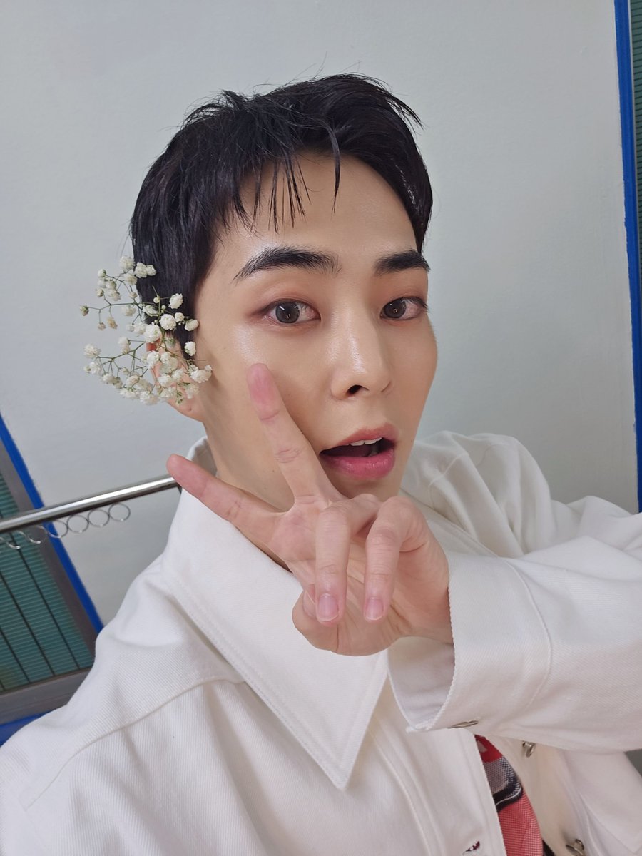 xoxiusoo's tweet photo. xiumin you’re so pretty!!! 🥹💙 https://t.co/RIGr9ioYhq
